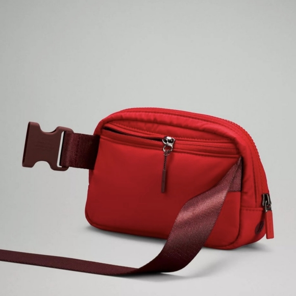 NWT Lululemon Team Canada Quilted Everywhere Belt Bag Crimson/Red Merlot - Picture 2 of 2